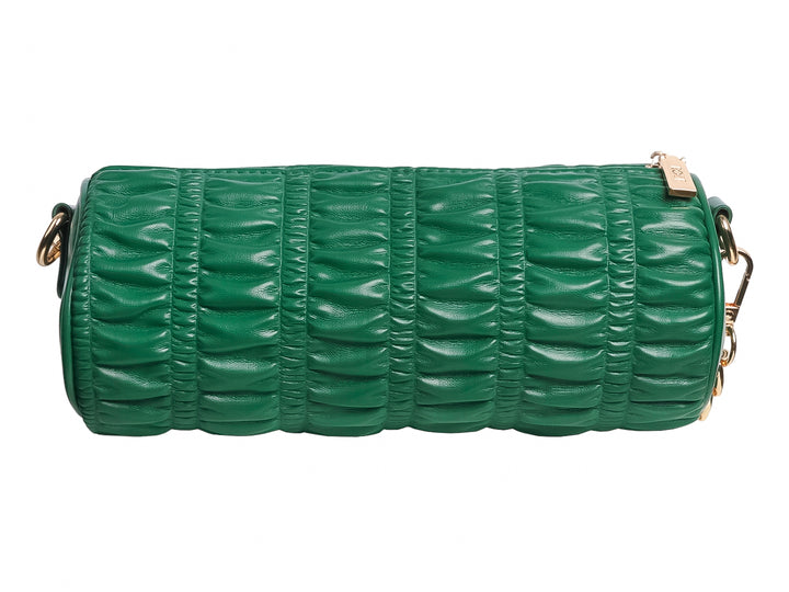 Bolso de hombro cilíndrico color verde con textura acolchada y detalles en cadena dorada de la marca ROZE.