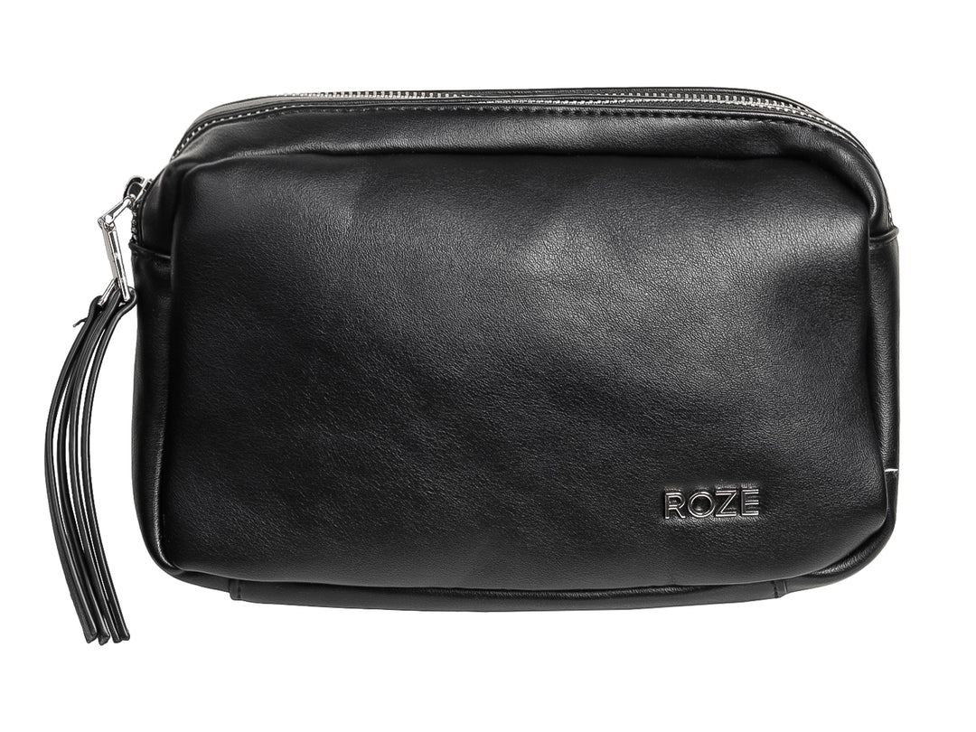 Bolso pequeño negro de material sintético con cierre metálico y detalle de borla lateral.