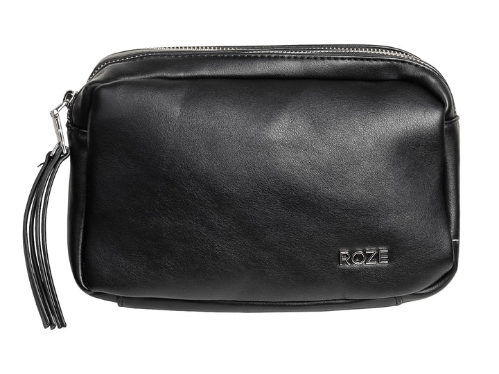 Bolso pequeño negro de material sintético con cierre metálico y detalle de borla lateral.