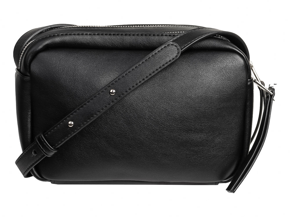 Bolso pequeño negro de material sintético con cierre metálico y detalle de borla lateral.