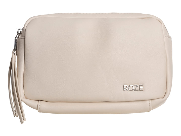 Bolsa de mano color beige marca ROZE con cierre y detalle de borla lateral.