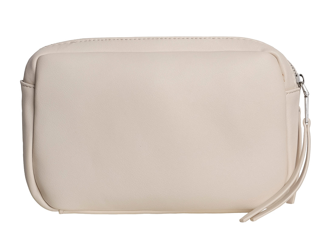 Bolsa de mano color beige marca ROZE con cierre y detalle de borla lateral.