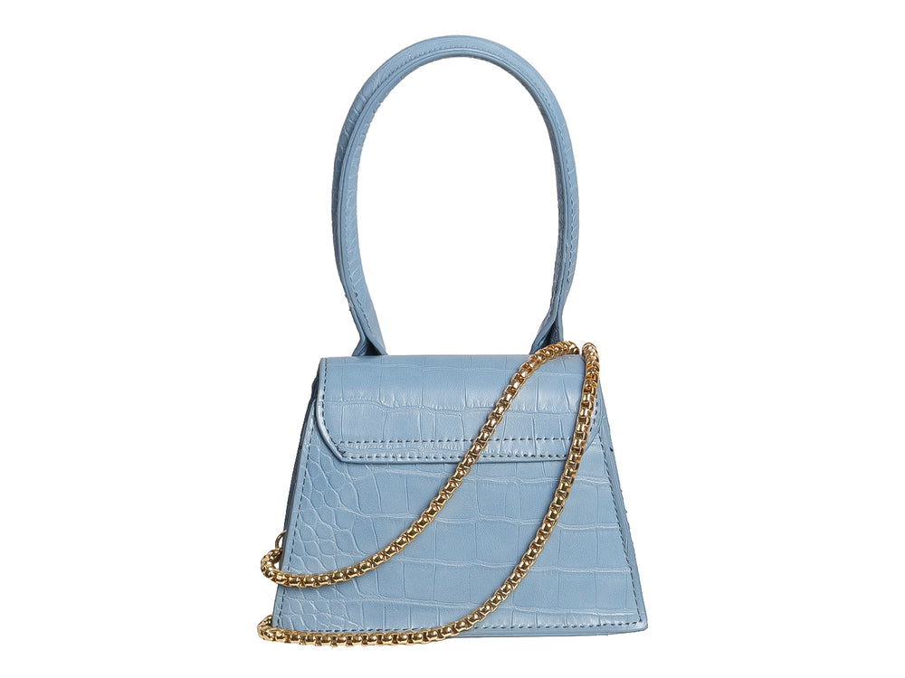 Bolso de mano color azul claro con textura de cocodrilo y asa circular alta.