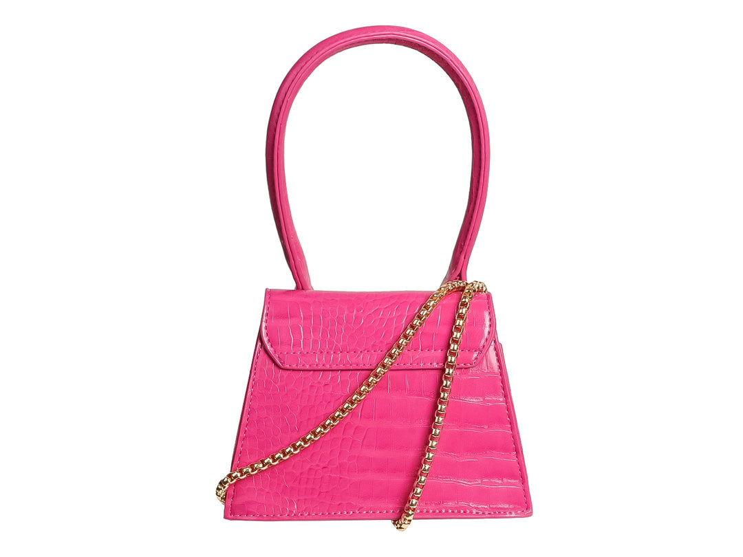 Bolso de mano pequeño color rosa fucsia con textura de piel de cocodrilo y asa circular.
