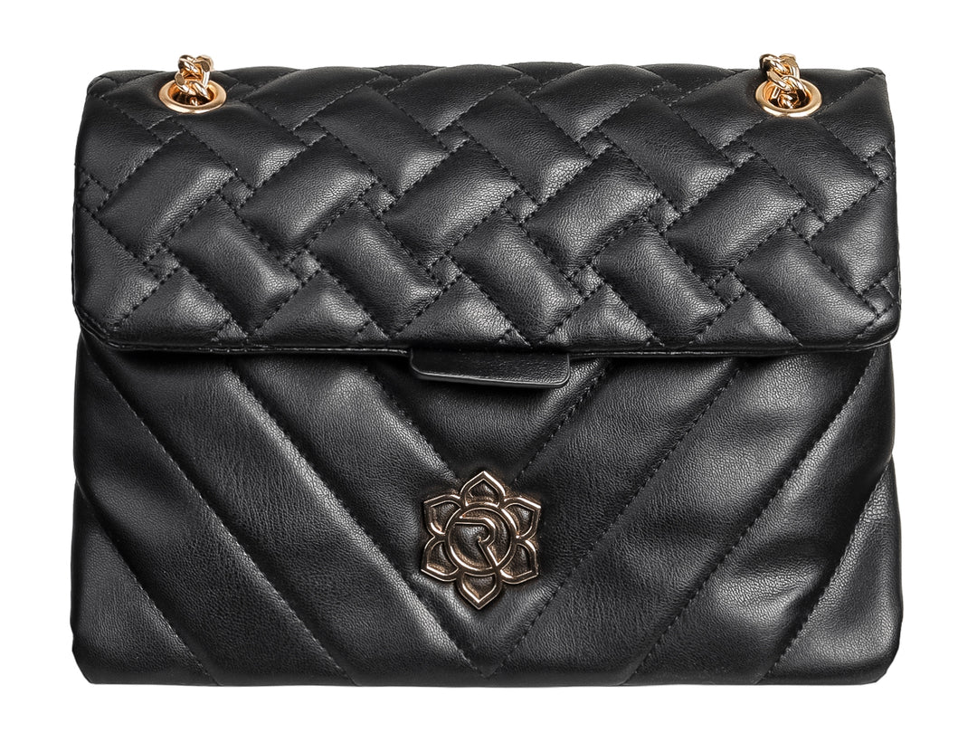 Bolso negro con textura acolchada, detalles dorados y cierre de solapa.
