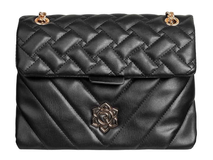 Bolso negro con textura acolchada, detalles dorados y cierre de solapa.