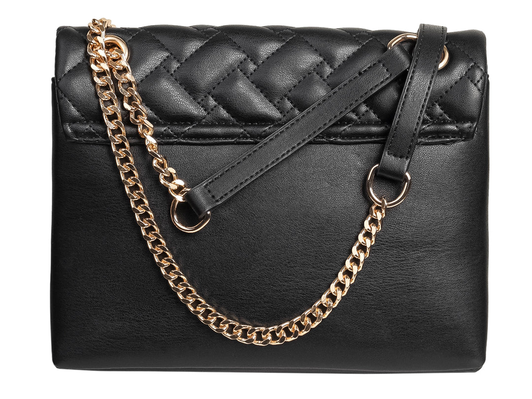 Bolso negro con textura acolchada, detalles dorados y cierre de solapa.
