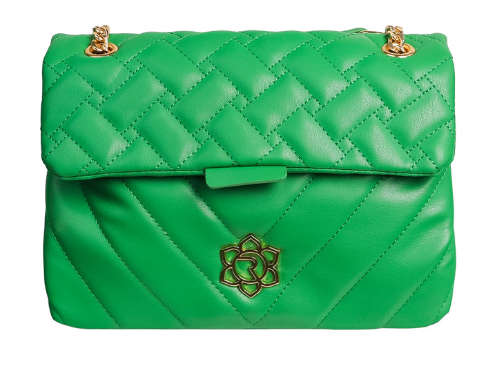 Bolso de mano color verde con diseño tejido en la solapa y detalles en dorado.