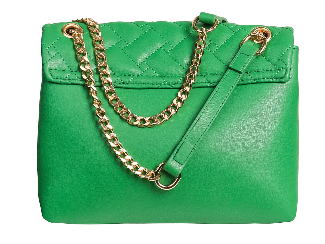Bolso de mano color verde con diseño tejido en la solapa y detalles en dorado.