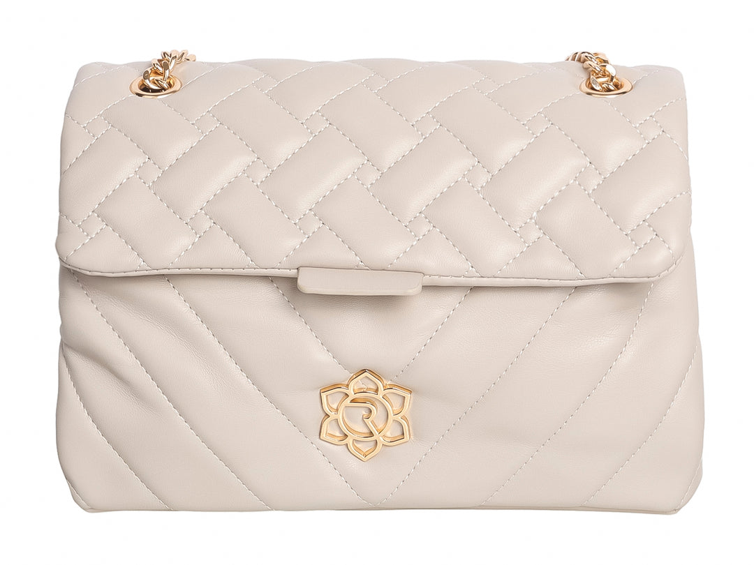Bolso beige acolchado con cadena dorada y detalle ornamental en el frente.
