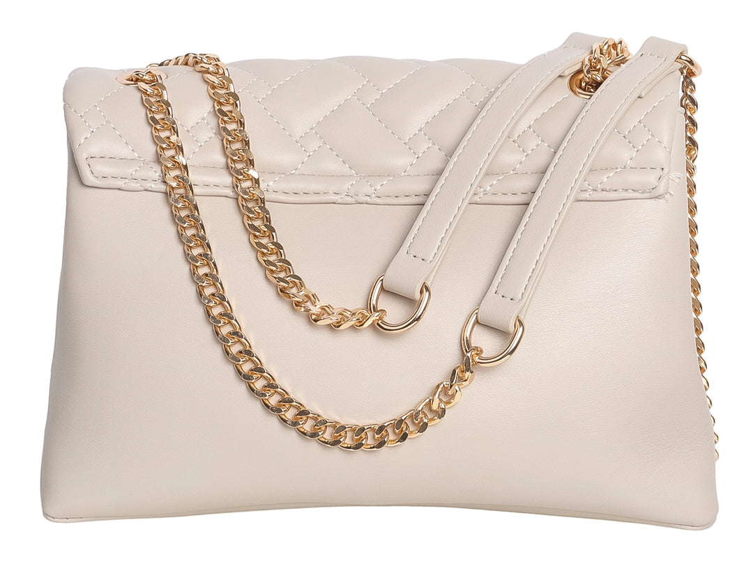 Bolso beige acolchado con cadena dorada y detalle ornamental en el frente.
