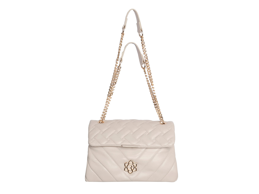 Bolso beige acolchado con cadena dorada y detalle ornamental en el frente.