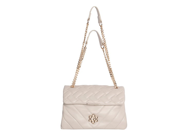 Bolso beige acolchado con cadena dorada y detalle ornamental en el frente.