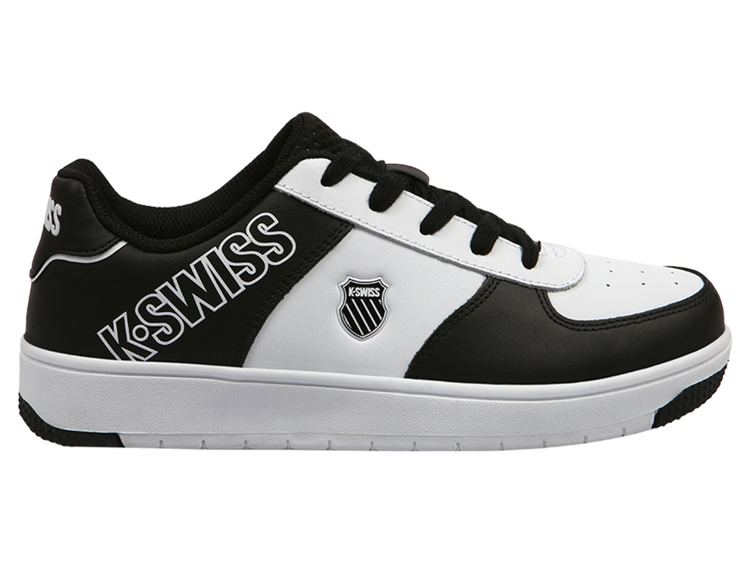 Tenis deportivos K-Swiss para niños en colores blanco y negro con agujetas.