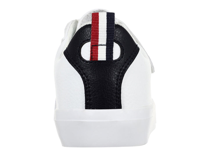 Tenis K-Swiss blancos para niño con cierre de velcro y detalle negro en el talón.