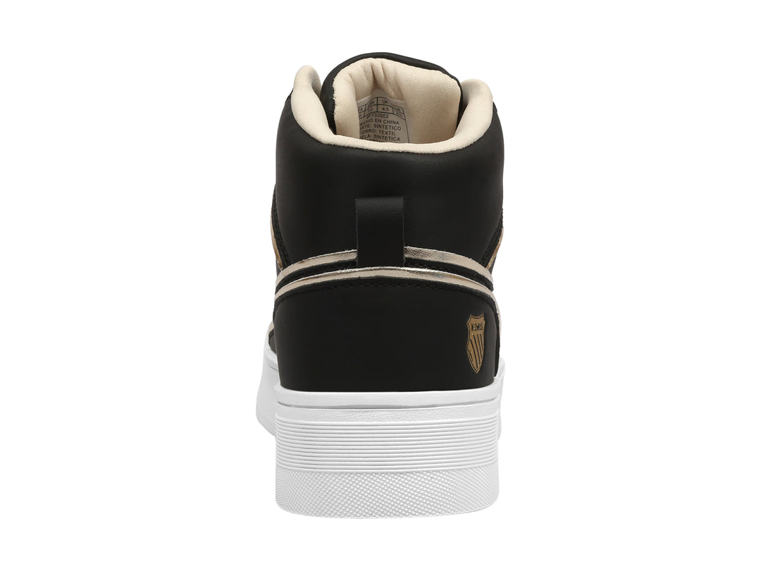 Tenis K-Swiss modelo Lori en color negro con suela blanca de plataforma y detalles decorativos en dorado.