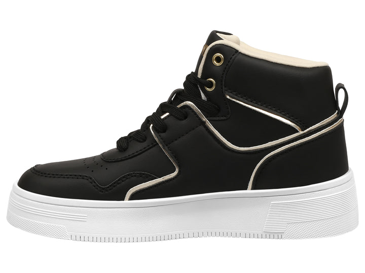 Tenis K-Swiss modelo Lori en color negro con suela blanca de plataforma y detalles decorativos en dorado.