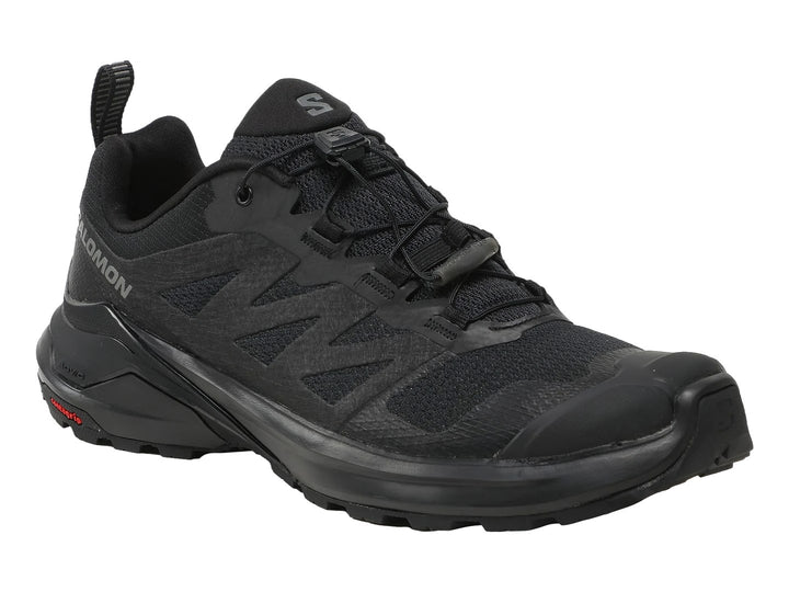 Zapato deportivo Salomon X-Adventure color negro con suela de agarre y tejido transpirable.