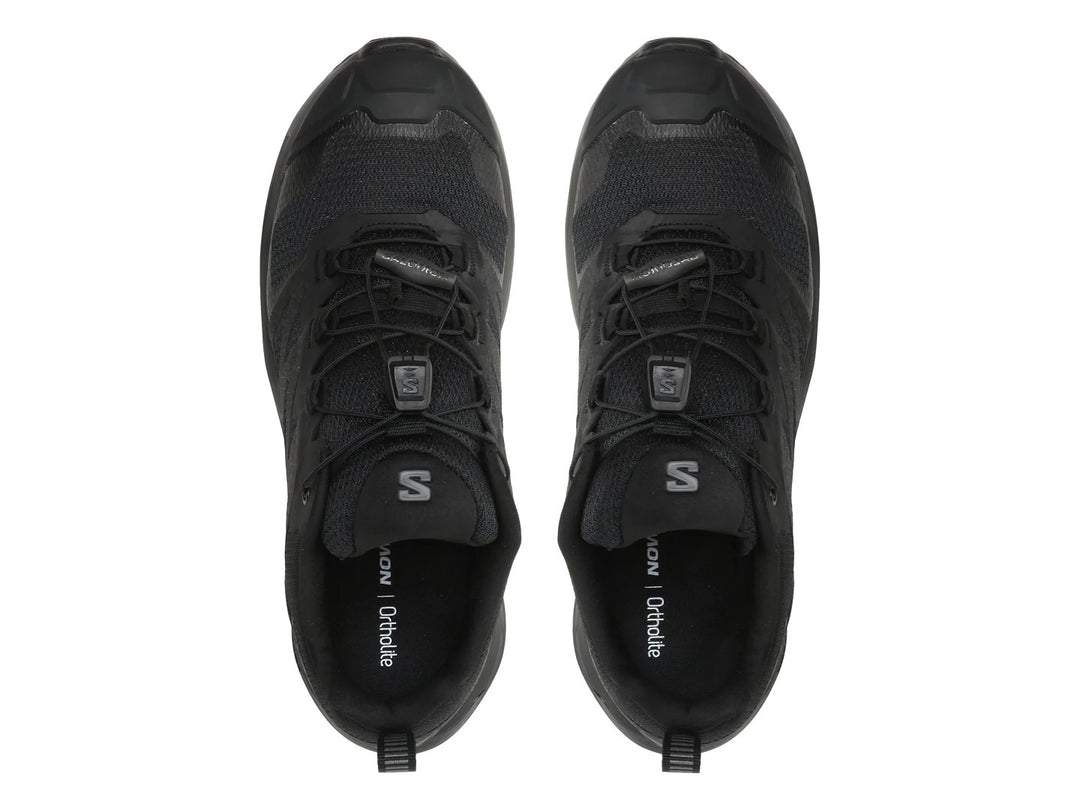 Zapato deportivo Salomon X-Adventure color negro con suela de agarre y tejido transpirable.