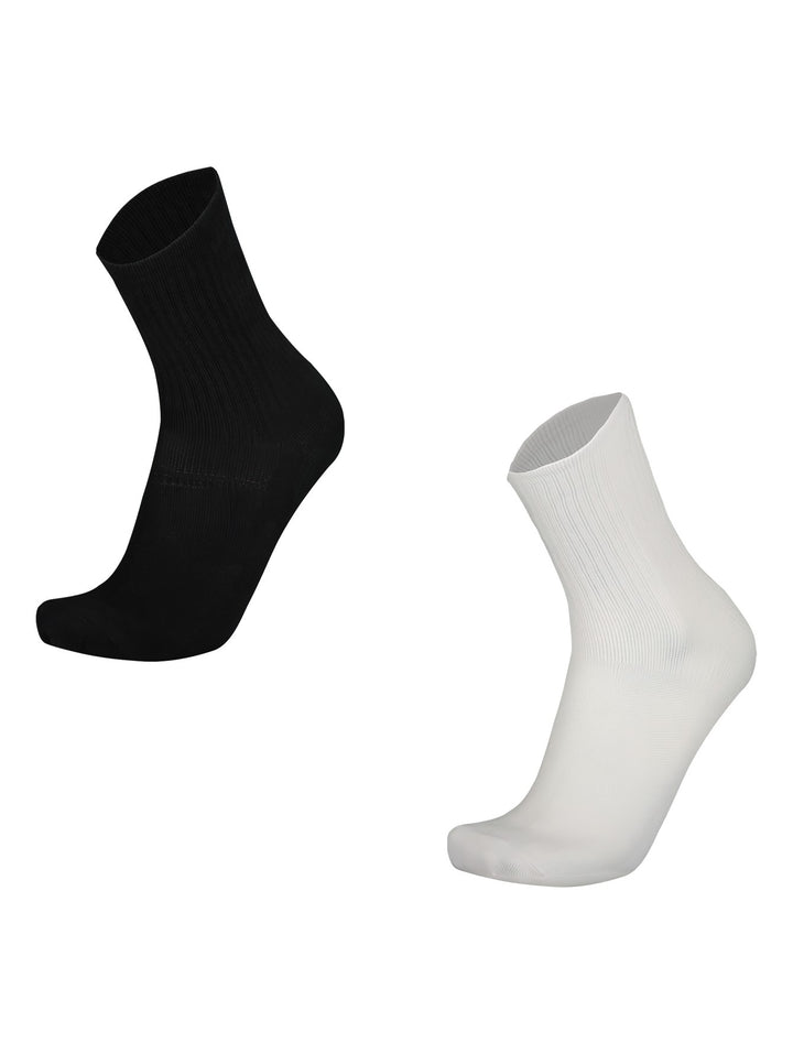 Par de calcetines deportivos, uno en color blanco y otro en color negro, sobre fondo blanco.