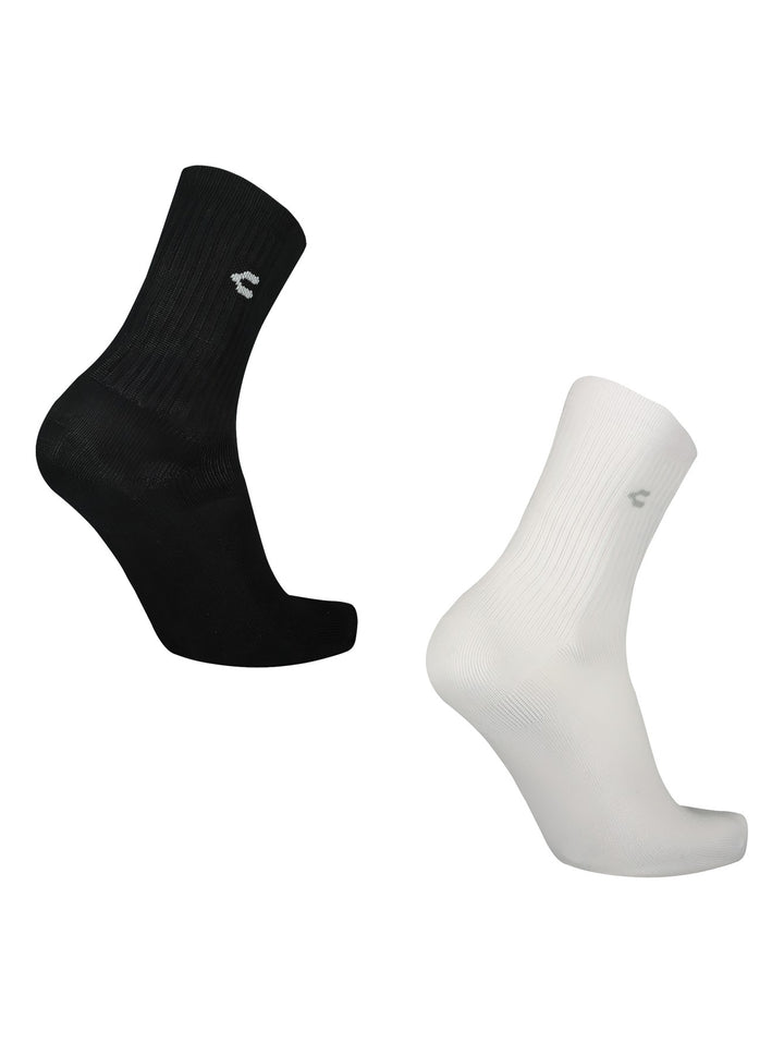 Par de calcetines deportivos, uno en color blanco y otro en color negro, sobre fondo blanco.