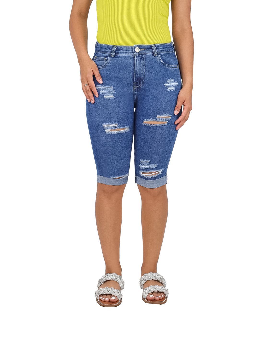 Pantalones capri de mezclilla azul con efectos de destrucción en los muslos.