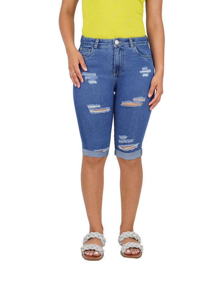 Pantalones capri de mezclilla azul con efectos de destrucción en los muslos.