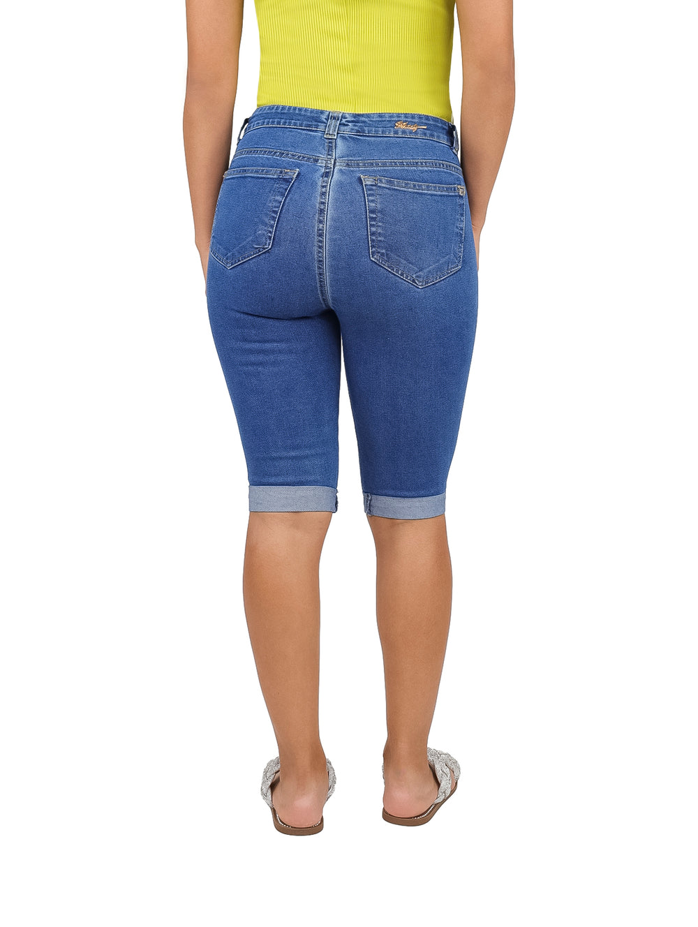 Pantalones capri de mezclilla azul con efectos de destrucción en los muslos.