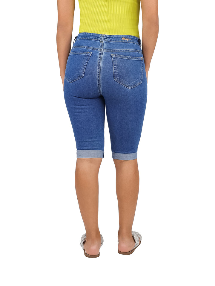 Pantalones capri de mezclilla azul con efectos de destrucción en los muslos.