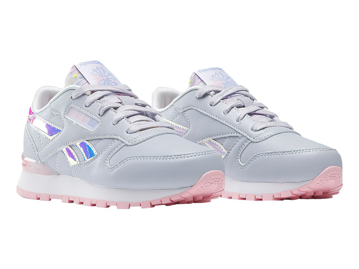 Tenis Reebok Classic Leather en color gris con detalles iridiscentes y suela rosa para niña.