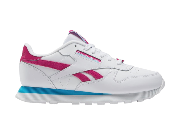 Tenis Reebok blancos con detalles en rosa y una franja azul en la suela.