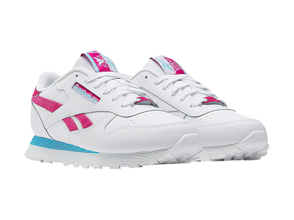 Tenis Reebok blancos con detalles en rosa y una franja azul en la suela.