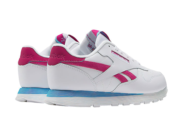 Tenis Reebok blancos con detalles en rosa y una franja azul en la suela.