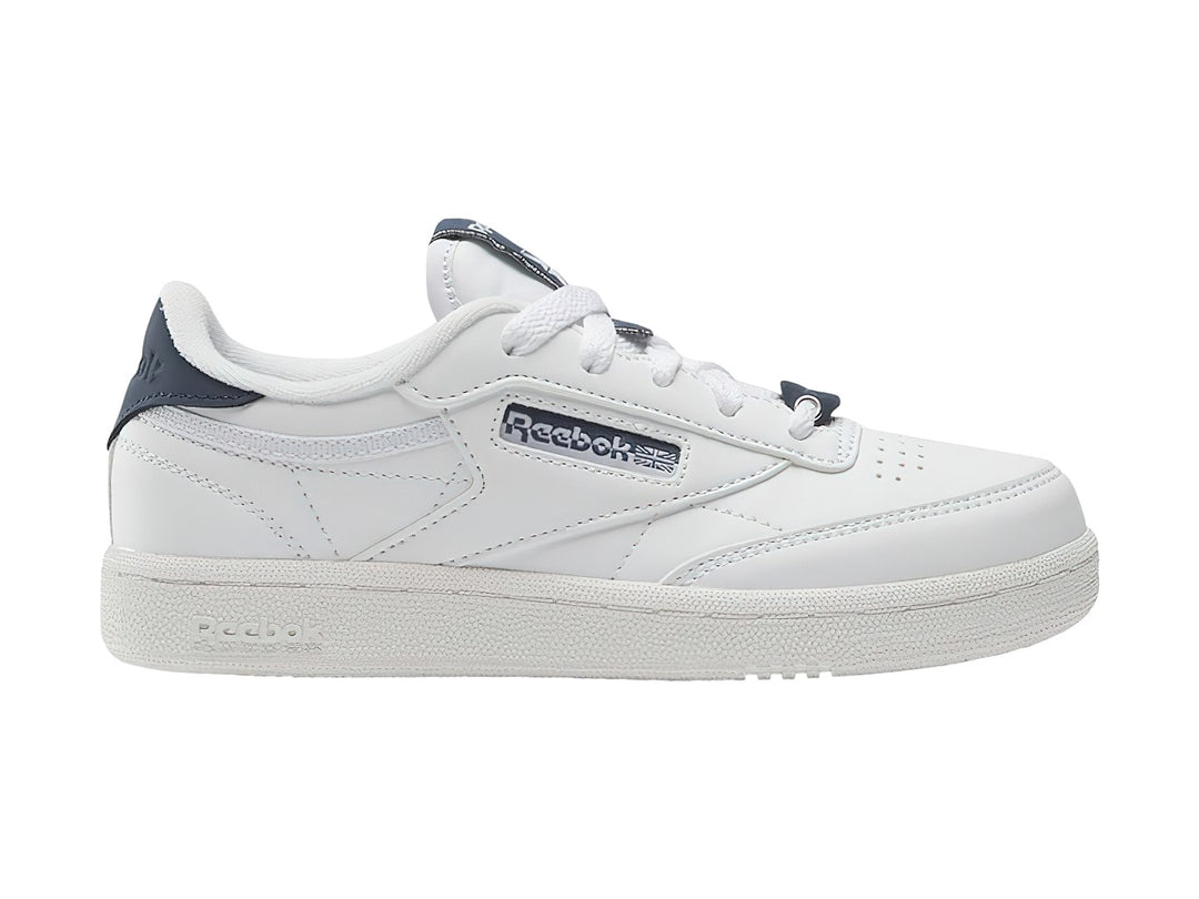 Tenis Reebok Club C de color blanco con detalles en azul marino en el talón y la lengüeta.