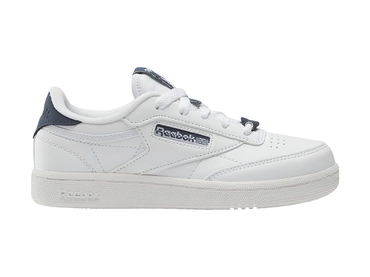 Tenis Reebok Club C de color blanco con detalles en azul marino en el talón y la lengüeta.