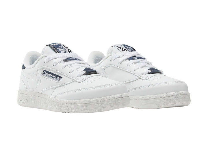 Tenis Reebok Club C de color blanco con detalles en azul marino en el talón y la lengüeta.