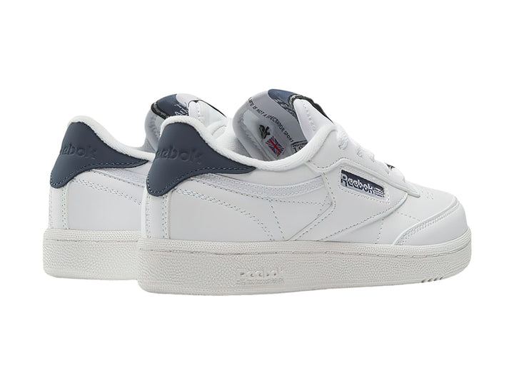 Tenis Reebok Club C de color blanco con detalles en azul marino en el talón y la lengüeta.