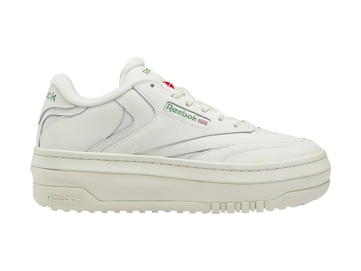 Tenis blancos Reebok Club C Extra con suela de plataforma y detalles en color verde.