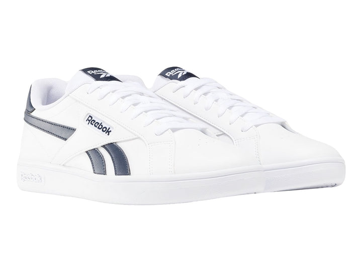 Tenis Reebok Court Retro en color blanco con detalles laterales y logotipo en azul marino.