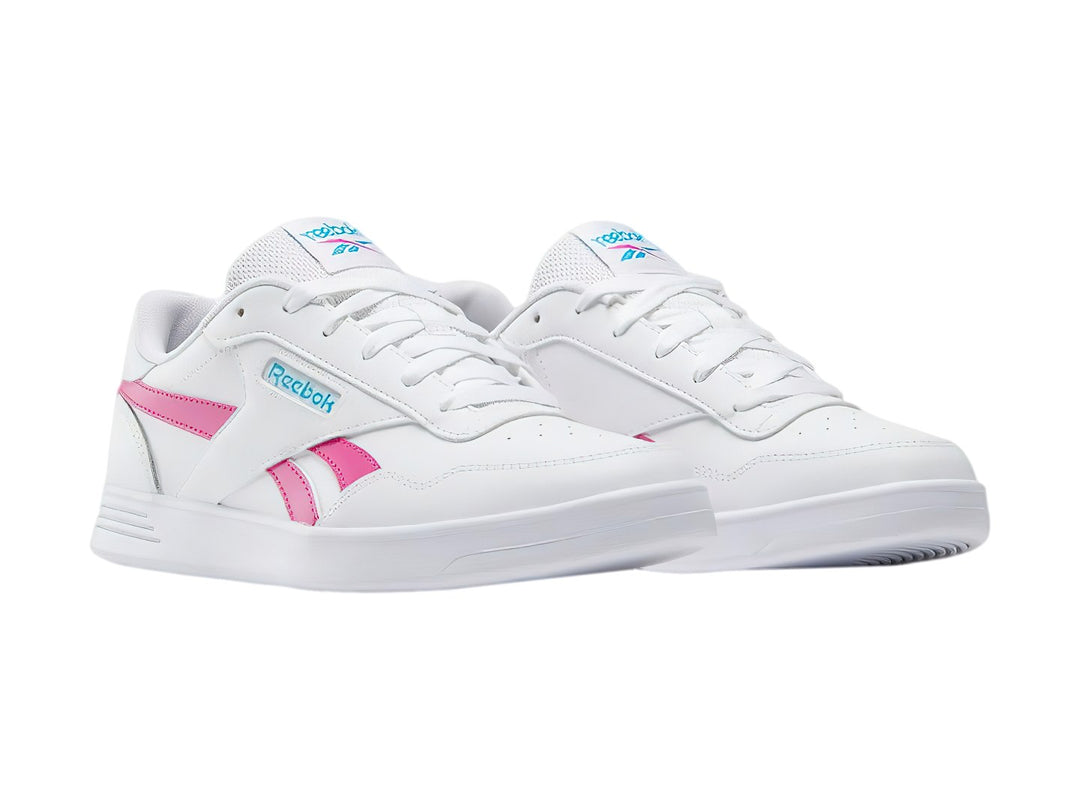 Tenis Reebok blancos con franjas laterales en color rosa y logotipo en azul, diseño deportivo de corte bajo.