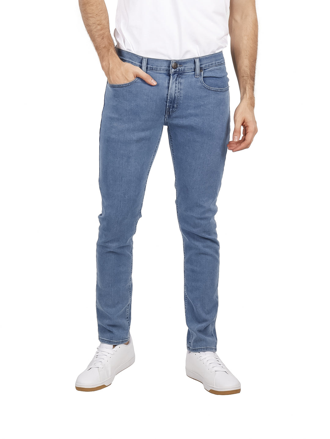 Hombre vistiendo pantalones jeans de color azul claro con corte ajustado.