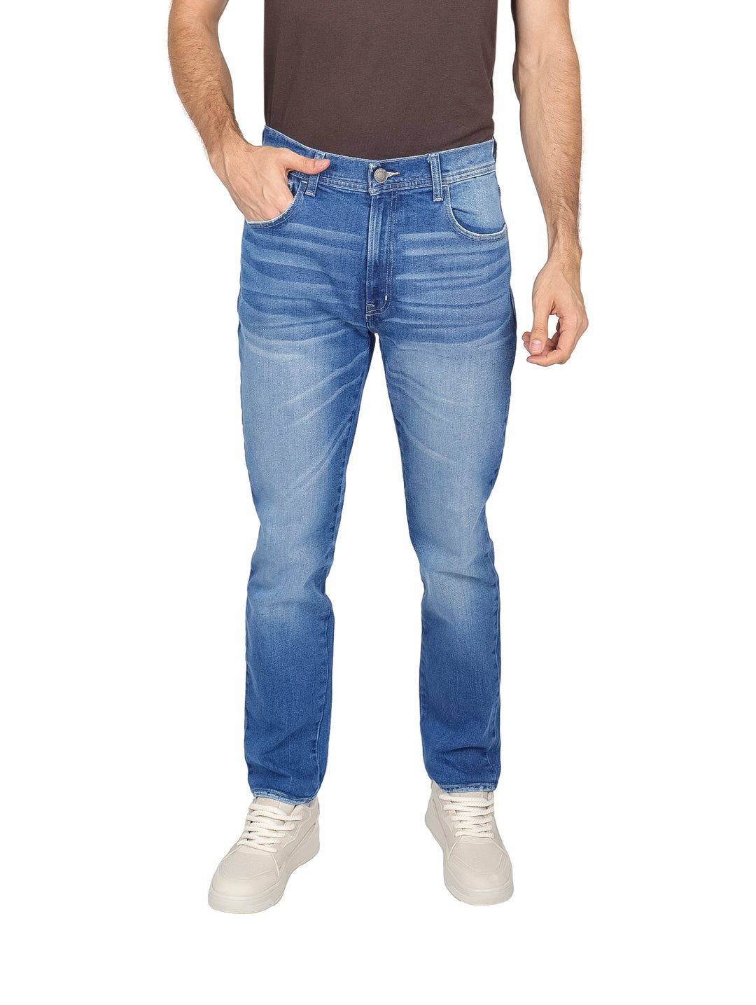 Hombre vistiendo pantalones jeans color azul con efecto de lavado stone europeo.
