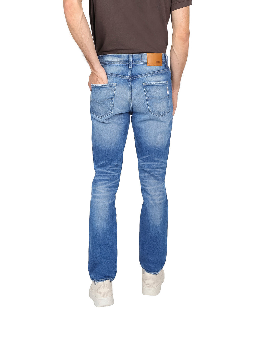 Hombre vistiendo pantalones jeans color azul con efecto de lavado stone europeo.