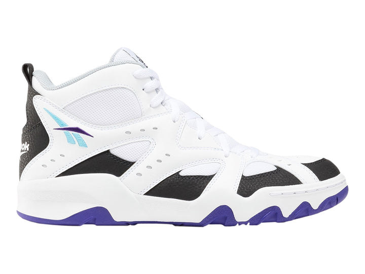 Tenis de baloncesto Reebok ATR color blanco con detalles en negro y suela morada.