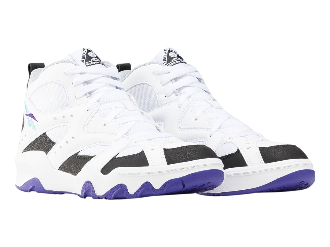 Tenis de baloncesto Reebok ATR color blanco con detalles en negro y suela morada.