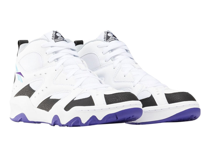 Tenis de baloncesto Reebok ATR color blanco con detalles en negro y suela morada.