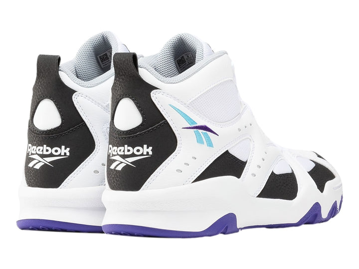 Tenis de baloncesto Reebok ATR color blanco con detalles en negro y suela morada.