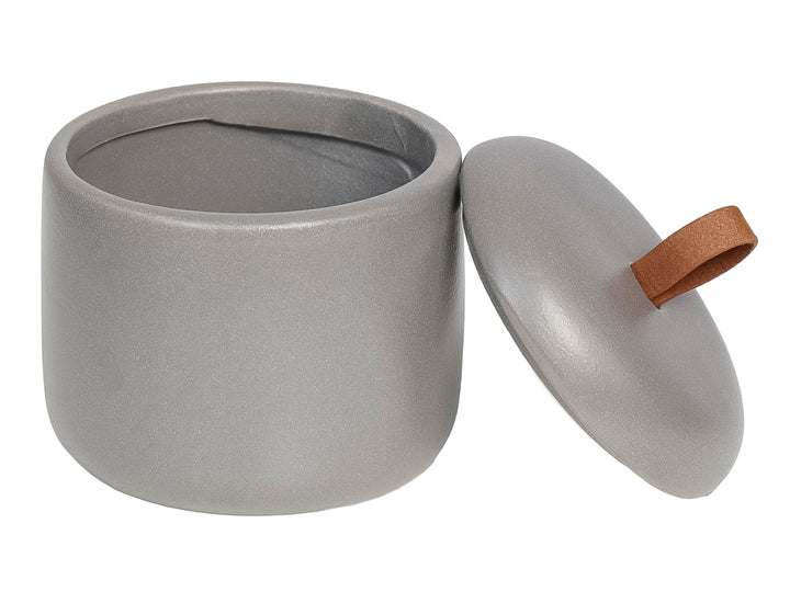 Set de accesorios para baño de 4 piezas en color gris y blanco, incluye dispensador, porta cepillos y cepillo sanitario.