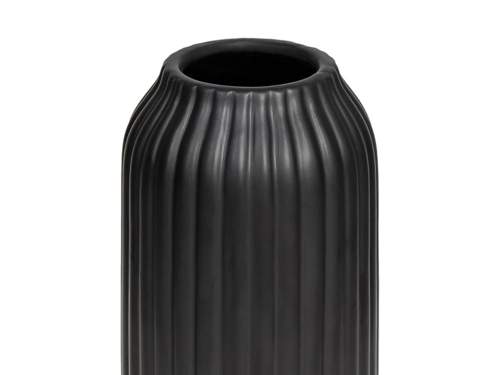 Florero decorativo cilíndrico de color negro con textura acanalada vertical en acabado mate.