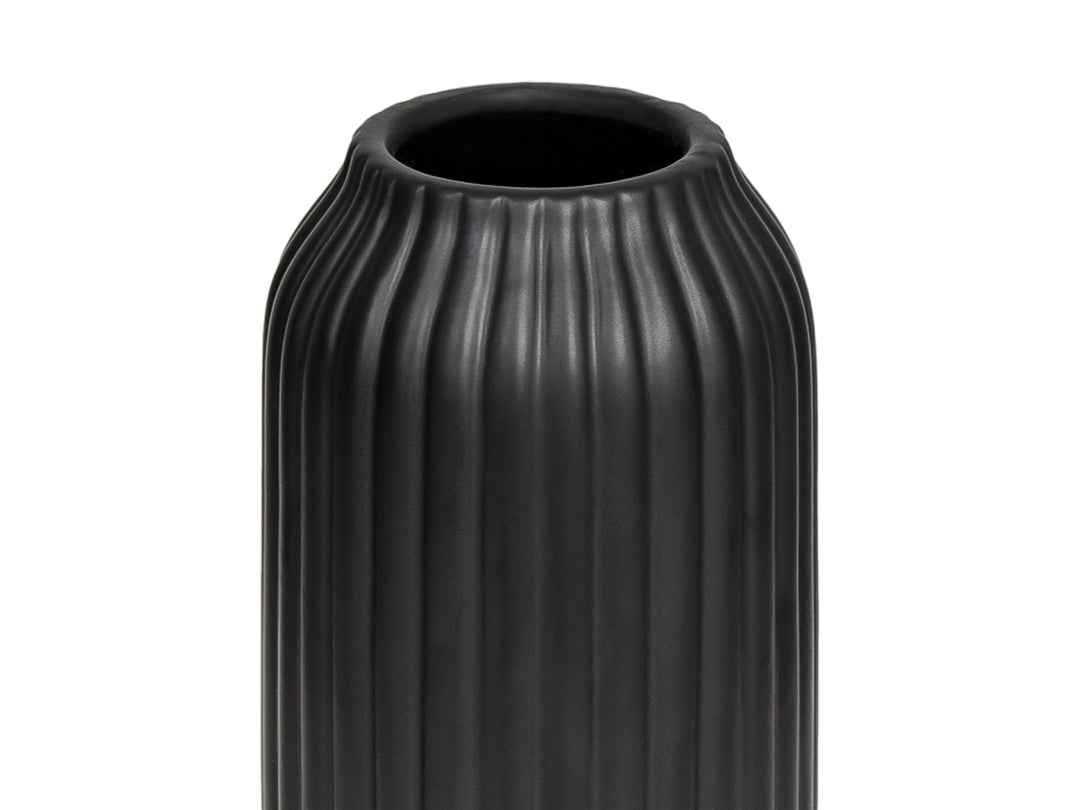 Florero decorativo cilíndrico de color negro con textura acanalada vertical en acabado mate.